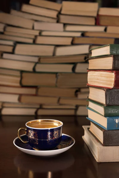 Xícara Chá Muitos Livros Área Trabalho — Fotografia de Stock