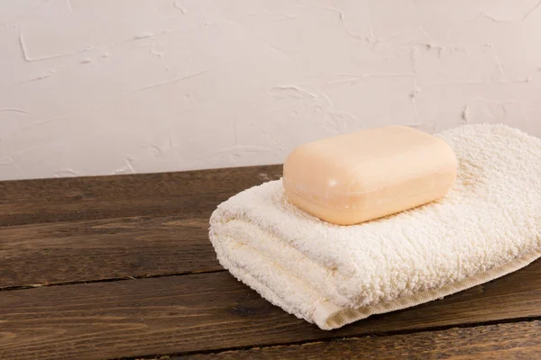 Seife Und Handtuch Auf Einem Holzregal Badezimmer Badezimmerausstattung — Stockfoto