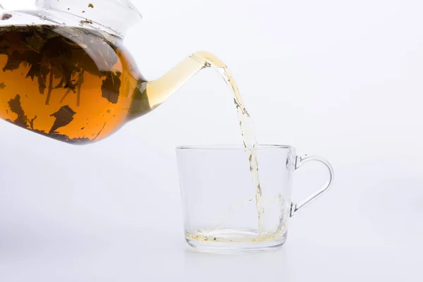 Herbata Wlewając Kubek Białym Tle — Zdjęcie stockowe
