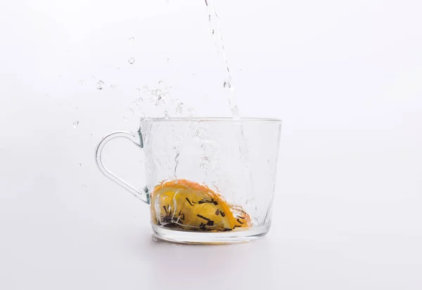 Splash Copo Vidro Chá Preto Com Laranja Isolada Fundo Branco — Fotografia de Stock
