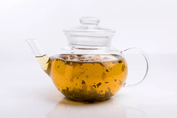 Травяной Чай Розами Чайник Свежими Травами Изолированы Белом Фоне — стоковое фото