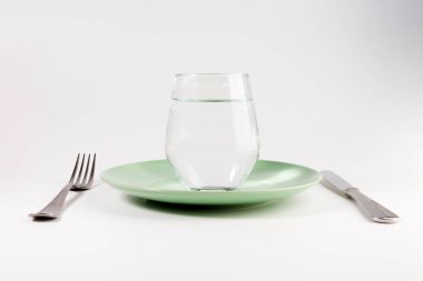 bıçak ve beyaz arka plan üzerinde izole çatal ile bir tabak içinde su