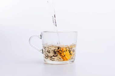 Göl kenarında beyaz arka plan üzerinde siyah cam içine dökme çay Kupası