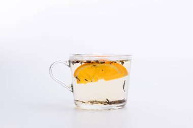 Cam bardak limonlu siyah çay. Beyaz arka plan üzerinde izole