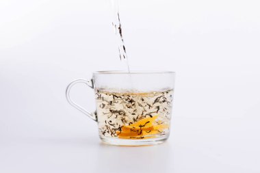 Beyaz izole cam fincan içine dökme çay