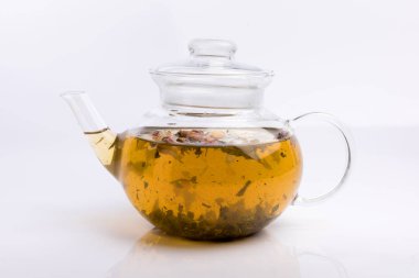 Beyaz arka plan üzerinde izole gül çay çaydanlık