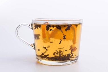 Beyaz arka planda bir bardak sıcak aromalı çay.