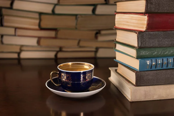 Xícara Chá Muitos Livros Uma Mesa Madeira — Fotografia de Stock