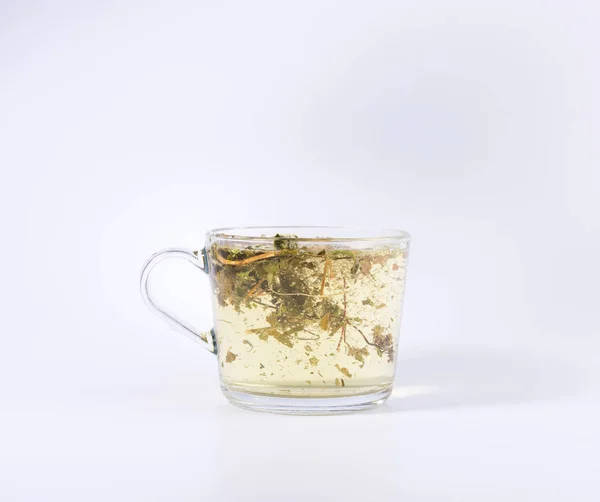Chá Ervas Verde Uma Xícara Transparente Isolada Fundo Branco — Fotografia de Stock