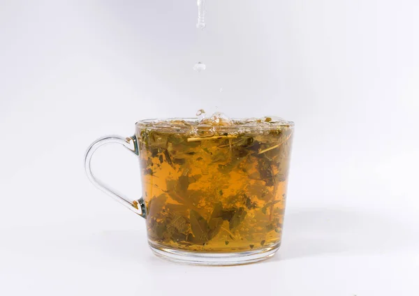Grüner Kräutertee Einer Transparenten Tasse Isoliert Auf Weißem Hintergrund — Stockfoto