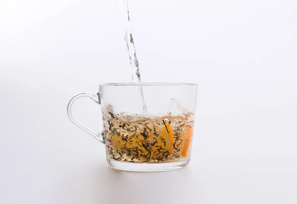 Wasser Gießen Glas Tasse Mit Tee Und Orangenscheiben Isoliert Auf — Stockfoto