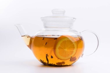 Bitkisel çay nad taze turuncu beyaz arka plan üzerinde izole ile cam çaydanlık