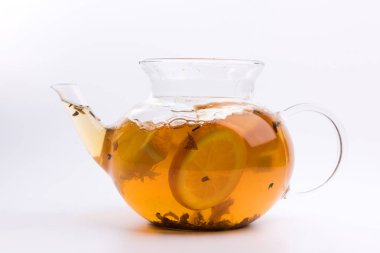 Bitkisel çay nad taze turuncu beyaz arka plan üzerinde izole ile cam çaydanlık