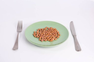 Beyaz arka plan üzerinde izole bir tabak fasulye yığını