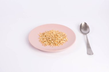 Beyaz arka plan üzerinde izole bir tabak yulaf ezmesi yığını