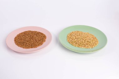  Beyaz arka plan üzerinde izole bir plaka üzerinde yeşil ve kahverengi buğday