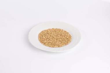 Beyaz arka plan üzerinde izole bir plaka üzerinde yeşil buğday