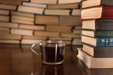   Kupası ve pek çok kitap üstünde okul sırası
