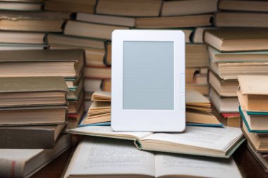 Normal eski kitaplar arka plan üzerinde elektronik kitap