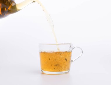 Beyaz izole cam fincan içine dökme çay