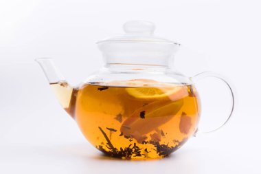 Beyaz arka plan üzerinde izole yeşil çay ile cam çaydanlık