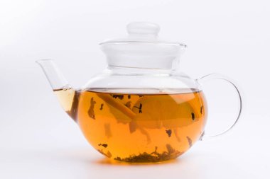 Cam çaydanlık siyah çay nad taze turuncu beyaz arka plan üzerinde izole