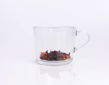 Cam bardak kuru ebegümeci yaprakları, beyaz arka plan üzerinde izole