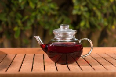 Ahşap masa açık havada meyve çay çaydanlık