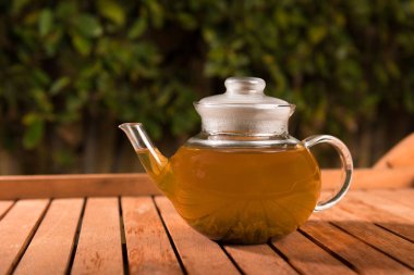 Ahşap masa açık havada meyve çay ile kompozisyon. Kilo kaybı kavramı, doğa arka plan