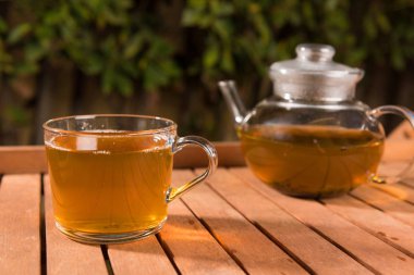 Ahşap masa açık havada yeşil çay fincan