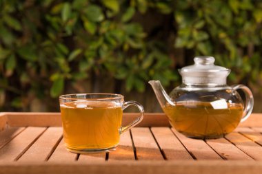 Ahşap masa açık havada yeşil çay fincan