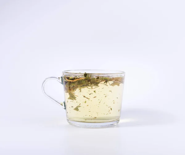 Зеленый Травяной Чай Прозрачной Чашке Изолированы Белом Фоне — стоковое фото