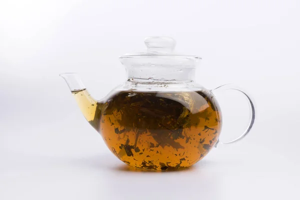 Teekanne Mit Grünem Bilolgischen Tee Isoliert Auf Weißem Hintergrund — Stockfoto