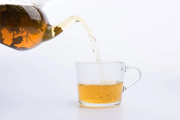 Thé Verser Dans Une Tasse Verre Isolé Sur Blanc — Photo