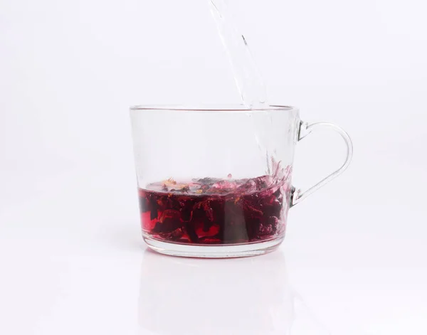Hälla Varmvatten Till Glas Kupa Med Hibiskus Isolerad Vit Bakgrund — Stockfoto