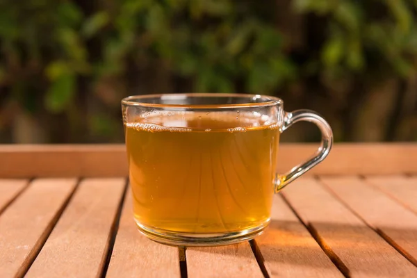 Вкусный Травяной Чай Стеклянной Чашке Столе Летний Отдых — стоковое фото