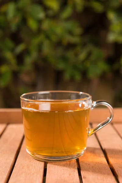 Tasse Grüner Tee Auf Holztisch Freien — Stockfoto