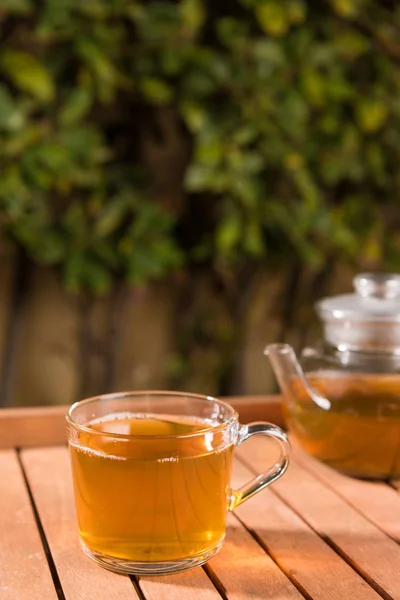 Чайник Зеленого Чая Деревянном Столе Открытом Воздухе — стоковое фото