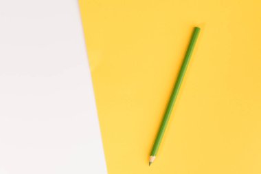 Renkli Kağıt arka planda yeşil kalem