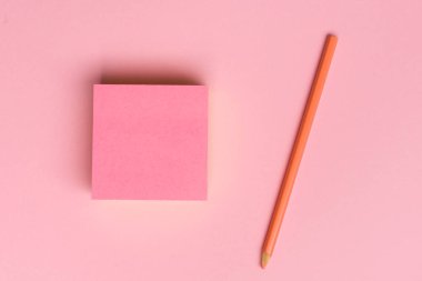 «Ana sayfa» görünümü boş Not Defteri sayfası ve kalem renkli yüzeyi düz yatıyordu resimle