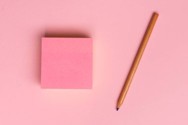 «Ana sayfa» görünümü boş Not Defteri sayfası ve kalem renkli yüzeyi düz yatıyordu resimle