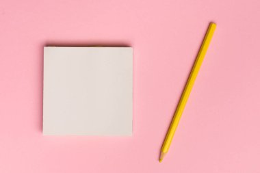 «Ana sayfa» görünümü boş Not Defteri sayfası ve kalem renkli yüzeyi düz yatıyordu resimle