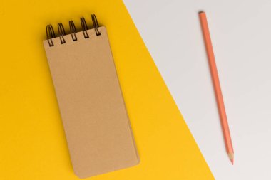 «Ana sayfa» görünümü boş Not Defteri sayfası ve kalem renkli yüzeyi düz yatıyordu resimle