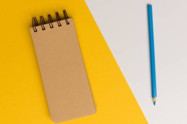 «Ana sayfa» görünümü boş Not Defteri sayfası ve kalem renkli yüzeyi düz yatıyordu resimle