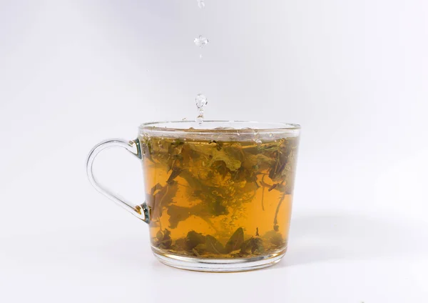 Gießen Von Heißem Wasser Die Glasschale Mit Tee Isoliert Auf — Stockfoto