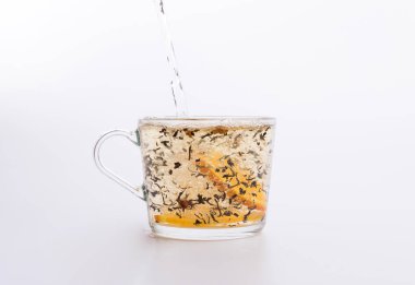 Beyaz izole cam fincan içine dökme çay