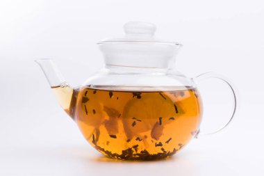 Beyaz zemin üzerinde siyah çay izole edilmiş cam çaydanlık.