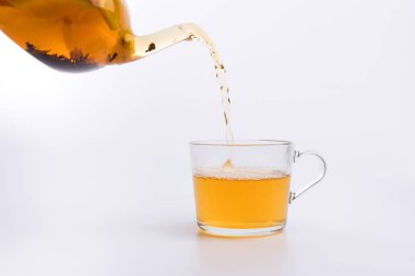 Beyaz arka planda izole bardak dökme bitkisel çay