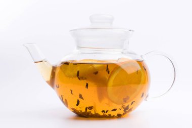 Beyaz arka plan üzerinde izole yeşil çay ile cam çaydanlık