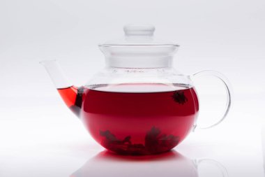 Beyaz arka plan üzerinde izole ebegümeci çayı ile cam çaydanlık